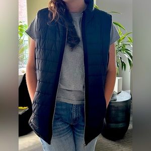 NWOT! 🩵🖤Calvin Klein women’s black puffy vest. Never been worn Size L